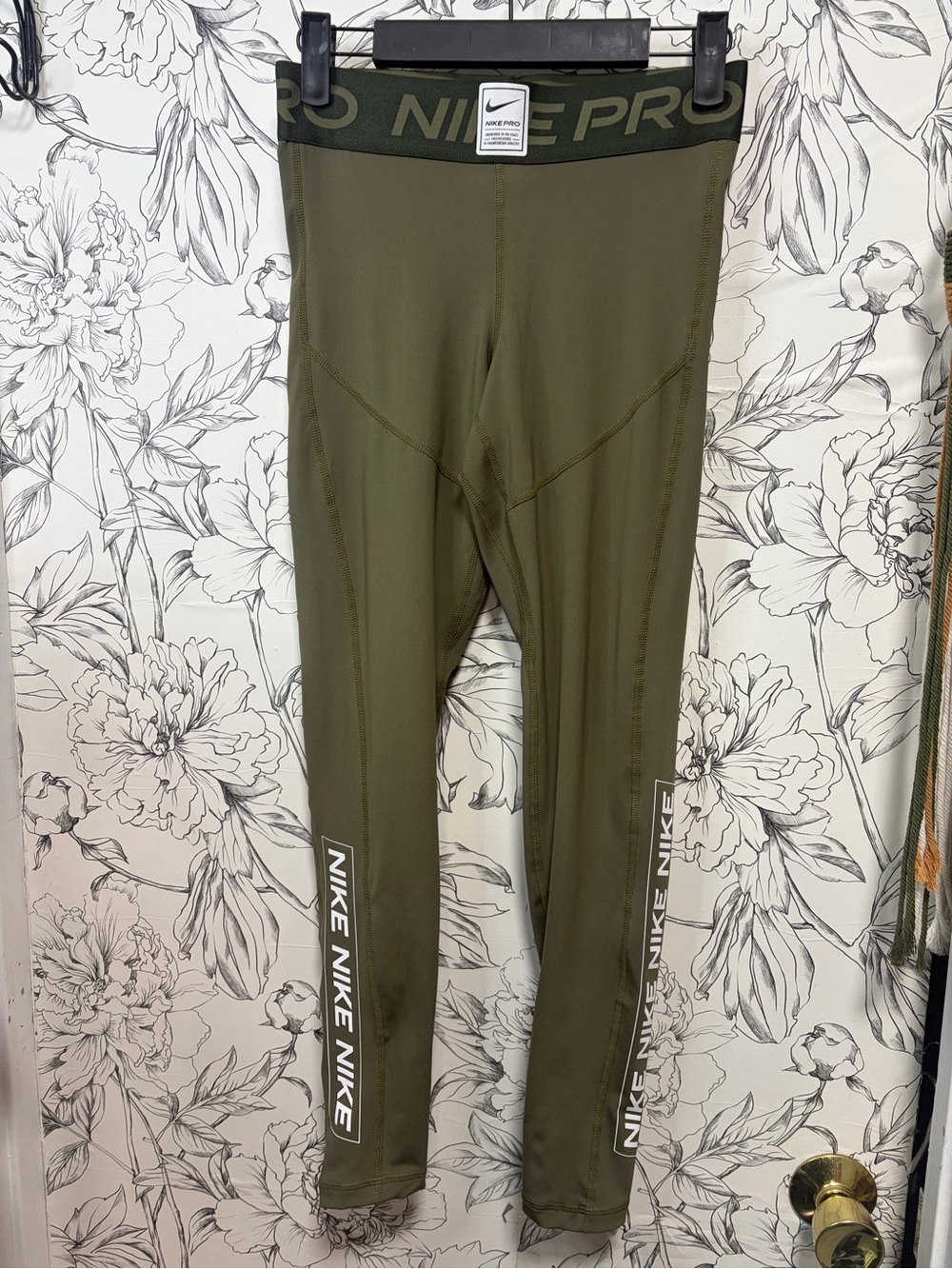 Women’s Nike Pro leggings NWOT